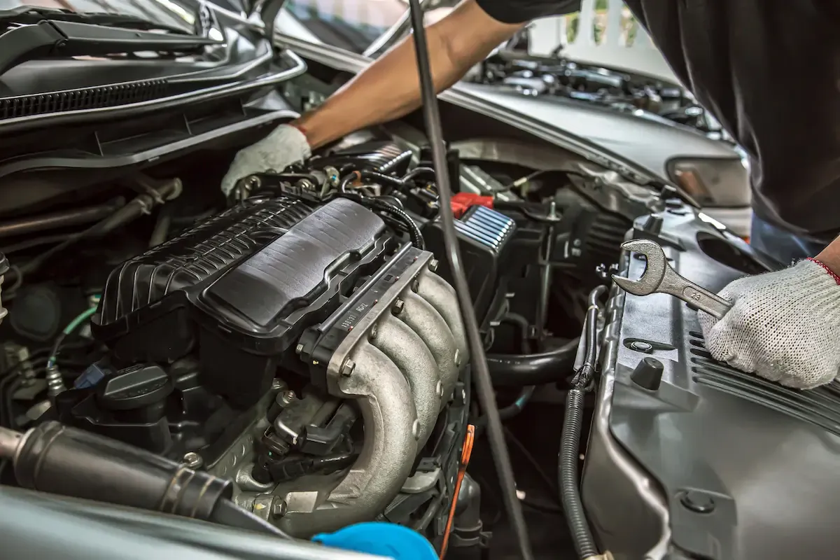 Apakah Boleh Cuci Mesin Mobil? Simak Manfaat dan Tips Amannya!