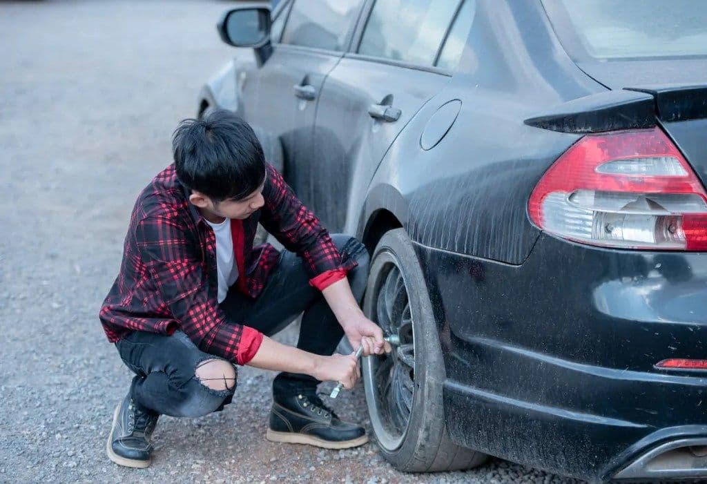 Berapa Lama Masa Pakai Ban Mobil? Ini Cara Mengeceknya!